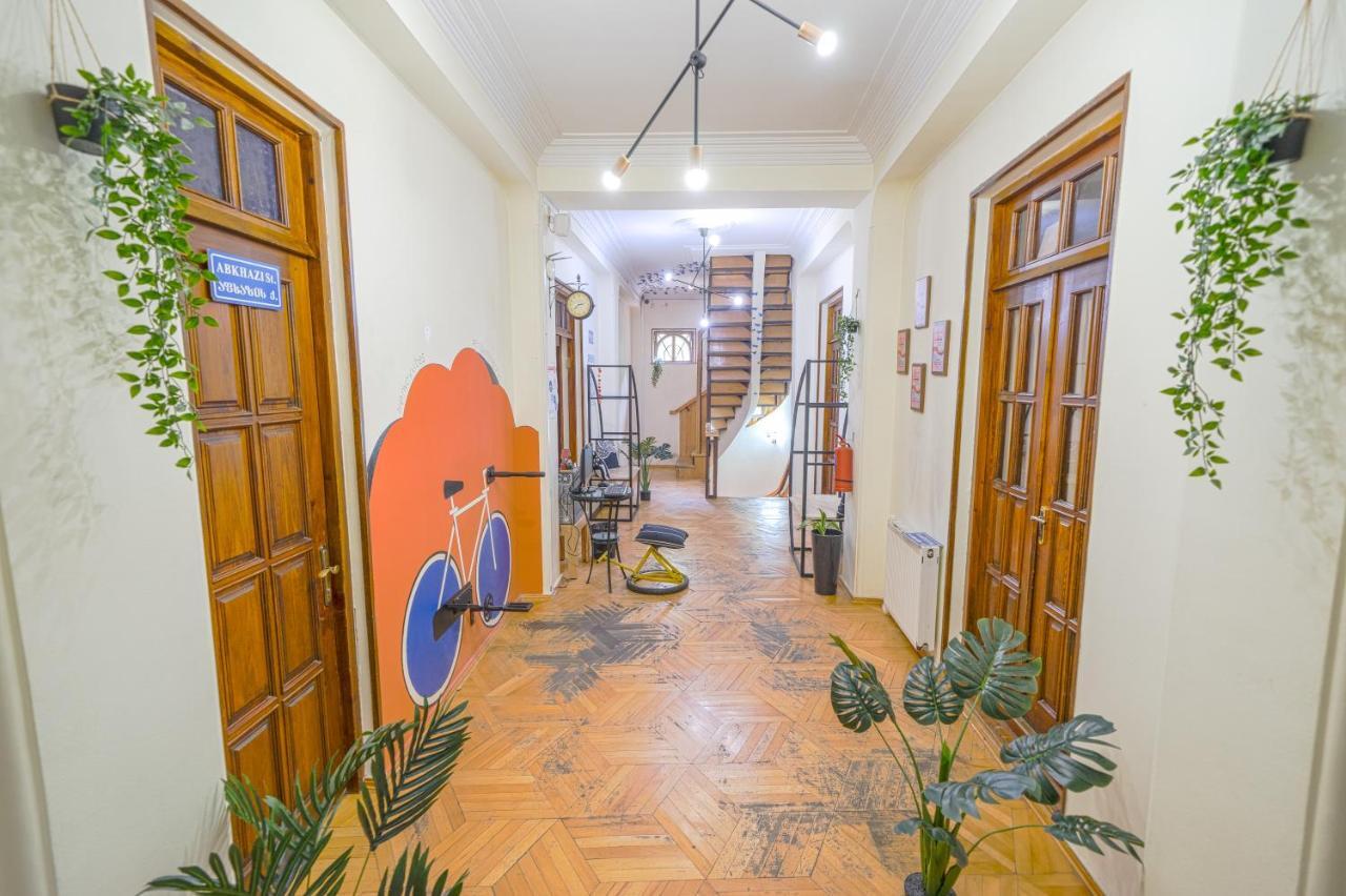 Envoy Hostel And Tours Tbilisi Exterior photo