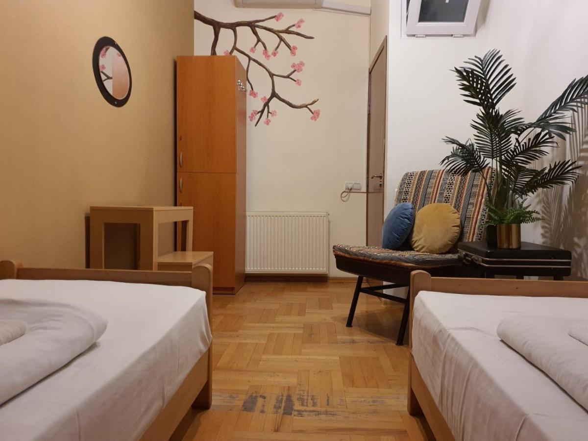Envoy Hostel And Tours Tbilisi Exterior photo